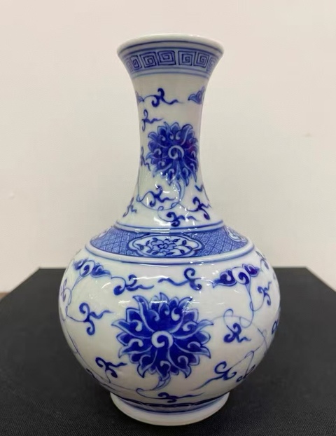 古玩陶瓷清晚期青花纏枝蓮紋賞瓶真品鑒賞圖