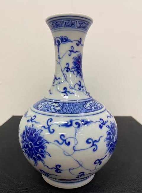 古玩陶瓷清晚期青花纏枝蓮紋賞瓶真品鑒賞圖