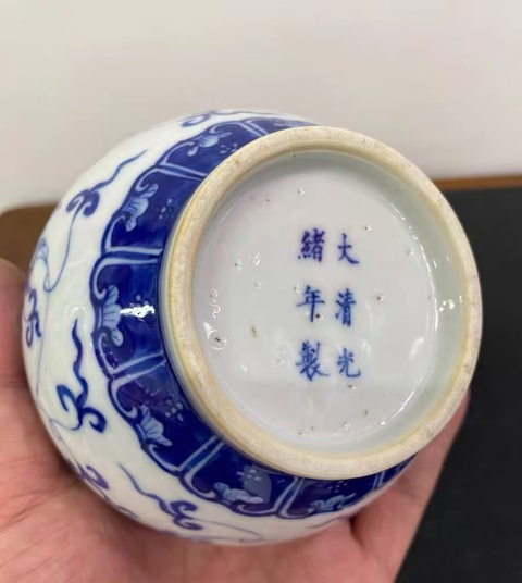 古玩陶瓷清晚期青花纏枝蓮紋賞瓶真品鑒賞圖