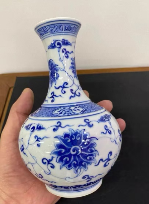 古玩陶瓷清晚期青花纏枝蓮紋賞瓶真品鑒賞圖