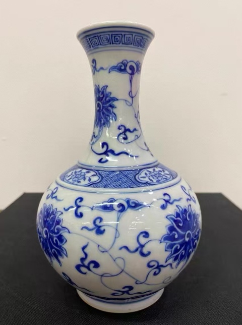 古玩陶瓷清晚期青花纏枝蓮紋賞瓶真品鑒賞圖