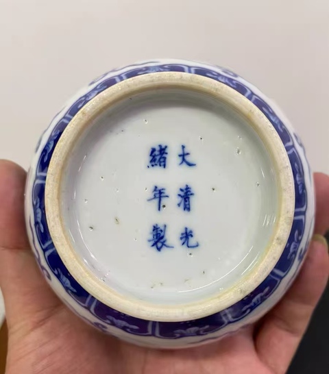 古玩陶瓷清晚期青花纏枝蓮紋賞瓶真品鑒賞圖