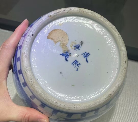 古玩陶瓷晚清青花留白冰梅紋罐真品鑒賞圖