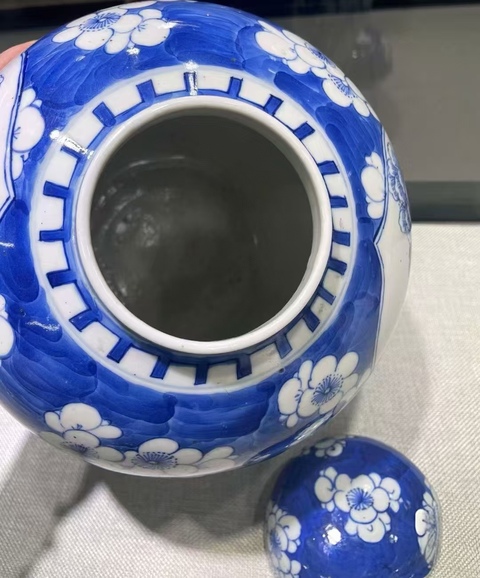 古玩陶瓷晚清青花留白冰梅紋罐真品鑒賞圖