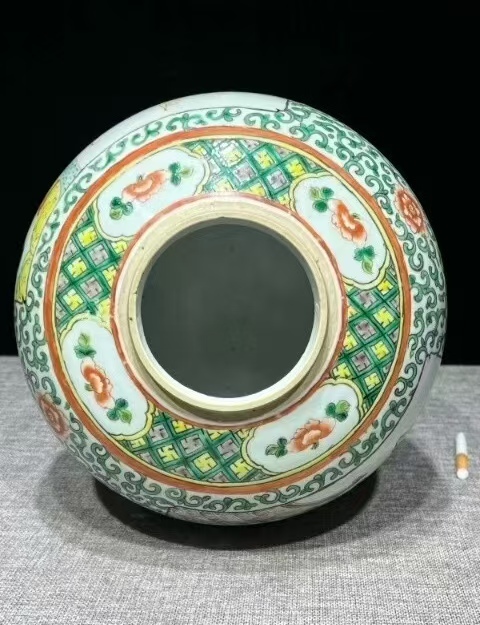 古玩陶瓷清晚期五彩西廂記紋罐真品鑒賞圖