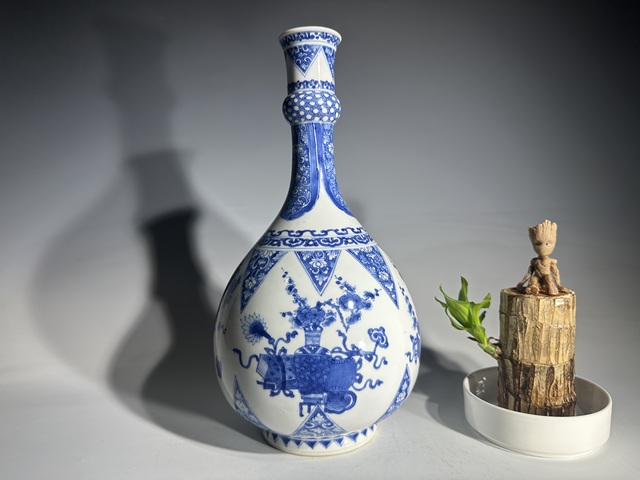 古玩陶瓷清康熙博古平生富貴紋蒜頭瓶真品鑒賞圖