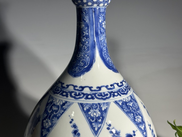 古玩陶瓷清康熙博古平生富貴紋蒜頭瓶真品鑒賞圖
