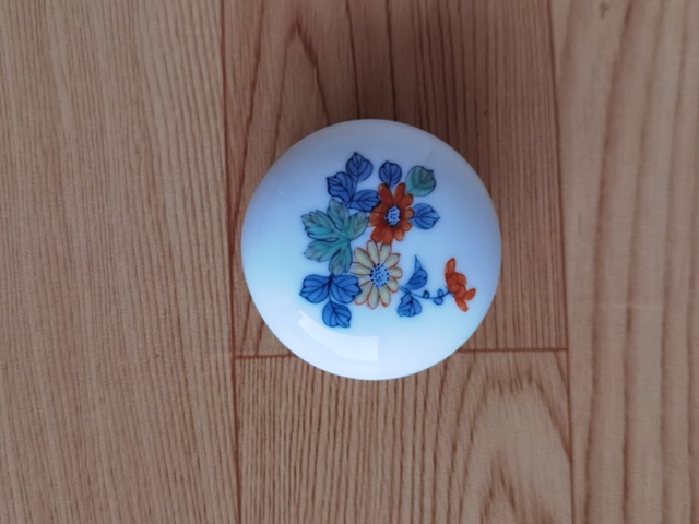 古玩陶瓷花卉紋三足蓋盒真品鑒賞圖