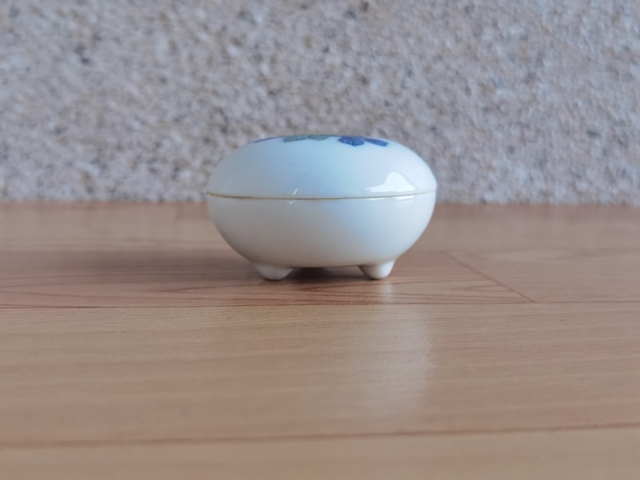 古玩陶瓷花卉紋三足蓋盒真品鑒賞圖