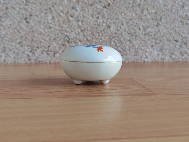古玩陶瓷花卉紋三足蓋盒真品鑒賞圖