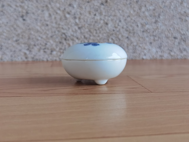 古玩陶瓷花卉紋三足蓋盒真品鑒賞圖
