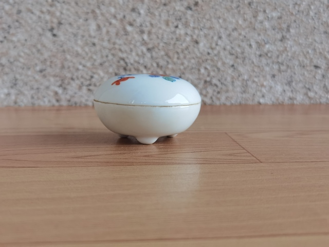 古玩陶瓷花卉紋三足蓋盒真品鑒賞圖