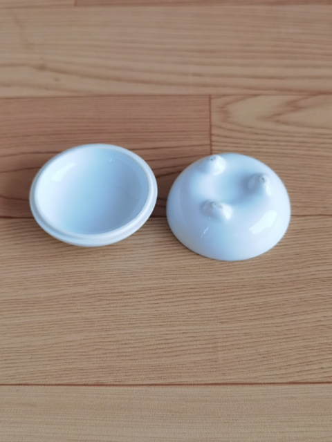 古玩陶瓷花卉紋三足蓋盒真品鑒賞圖