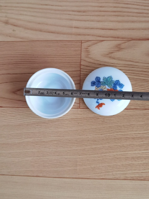 古玩陶瓷花卉紋三足蓋盒真品鑒賞圖
