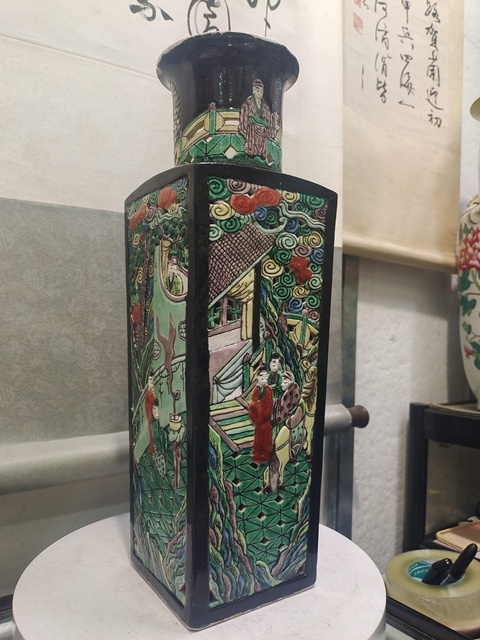 古玩陶瓷墨地鏤空五彩天圓地方人物故事紋瓶真品鑒賞圖
