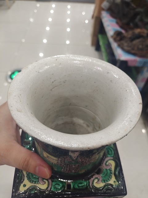 古玩陶瓷墨地鏤空五彩天圓地方人物故事紋瓶真品鑒賞圖