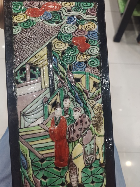 古玩陶瓷墨地鏤空五彩天圓地方人物故事紋瓶真品鑒賞圖
