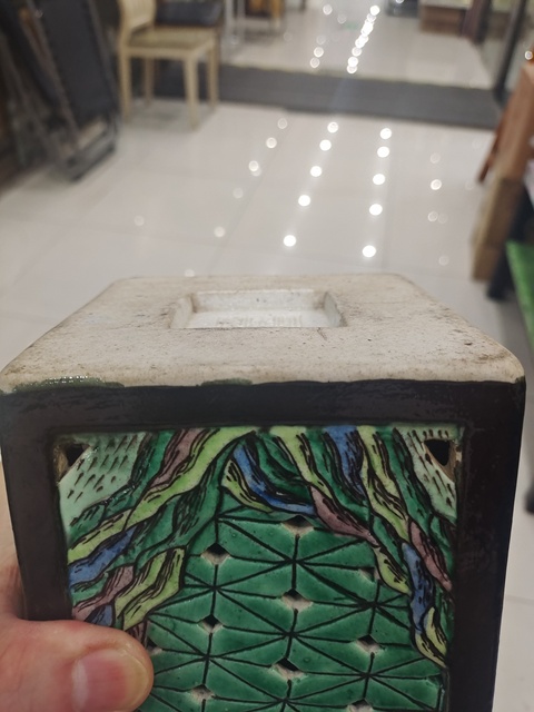 古玩陶瓷墨地鏤空五彩天圓地方人物故事紋瓶真品鑒賞圖