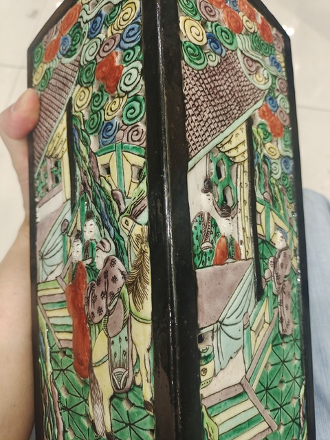 古玩陶瓷墨地鏤空五彩天圓地方人物故事紋瓶真品鑒賞圖