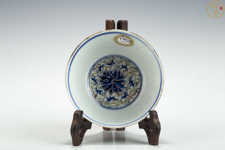 古玩陶瓷青花加彩花卉紋碗真品鑒賞圖