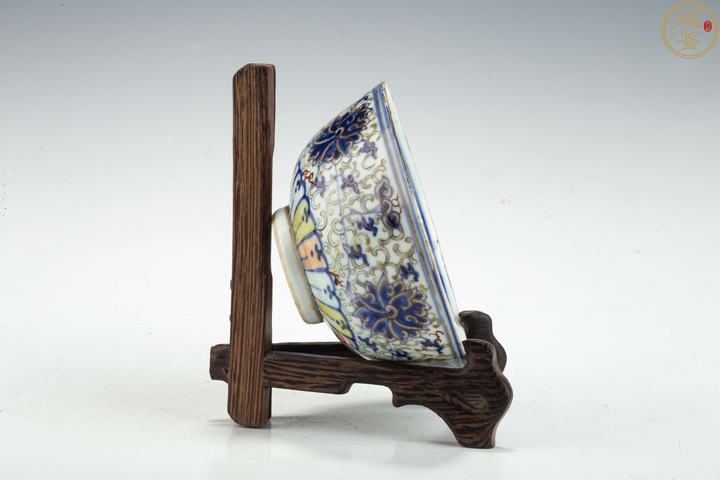 古玩陶瓷青花加彩花卉紋碗真品鑒賞圖