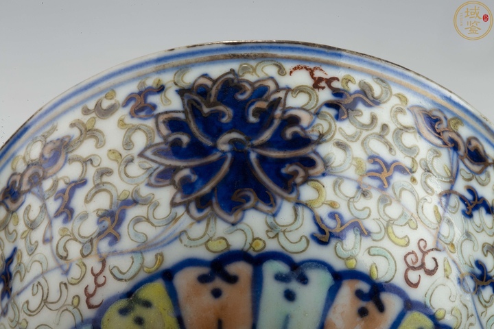 古玩陶瓷青花加彩花卉紋碗真品鑒賞圖