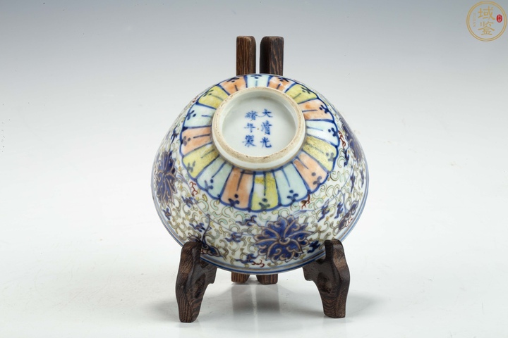 古玩陶瓷青花加彩花卉紋碗真品鑒賞圖