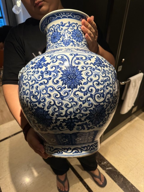 古玩陶瓷青花纏枝花卉紋鋪首尊真品鑒賞圖