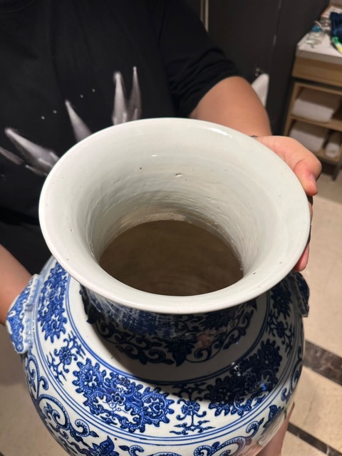 古玩陶瓷青花纏枝花卉紋鋪首尊真品鑒賞圖