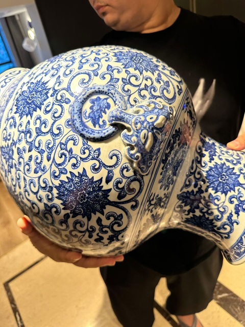 古玩陶瓷青花纏枝花卉紋鋪首尊真品鑒賞圖