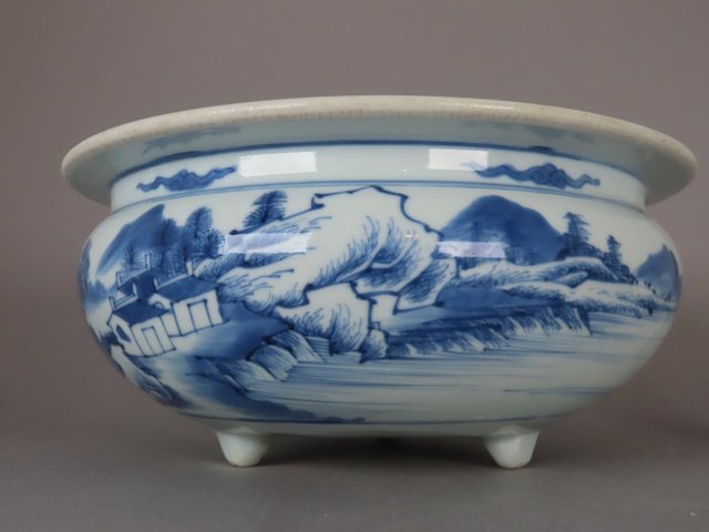 古玩陶瓷山水紋青花三足香爐真品鑒賞圖
