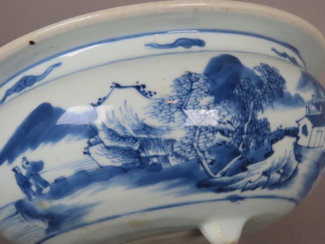 古玩陶瓷山水紋青花三足香爐真品鑒賞圖