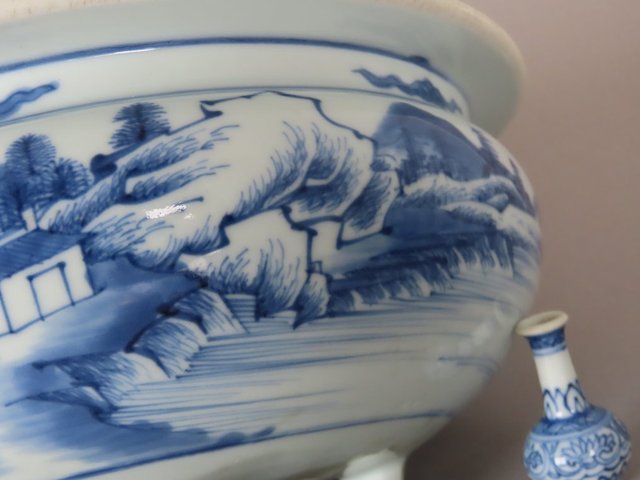 古玩陶瓷山水紋青花三足香爐真品鑒賞圖