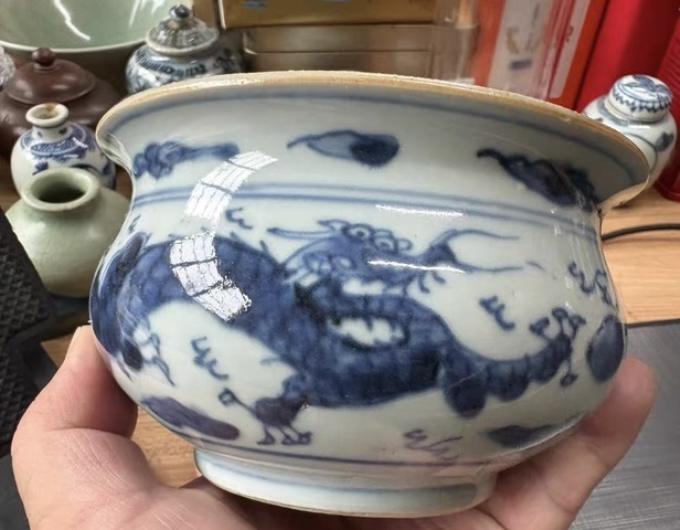 古玩陶瓷青花趕珠龍紋香爐真品鑒賞圖