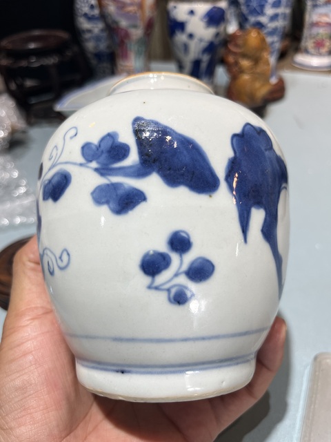 古玩陶瓷花果紋青花罐真品鑒賞圖