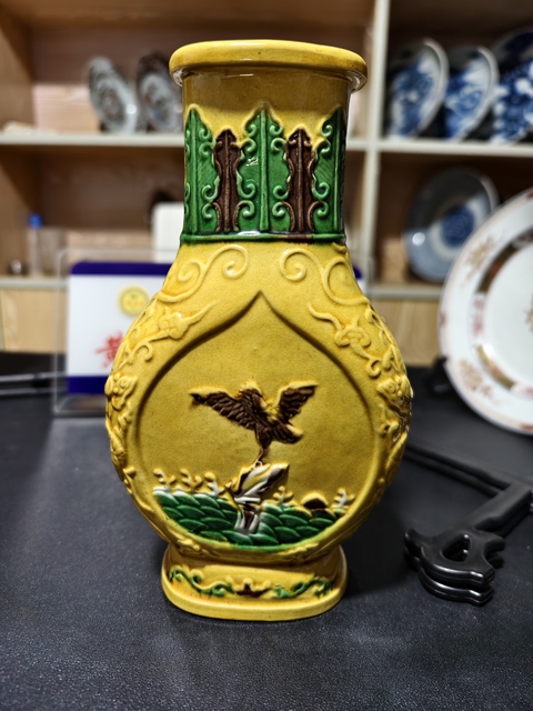 古玩陶瓷民國 素三彩英雄獨立扁瓶真品鑒賞圖
