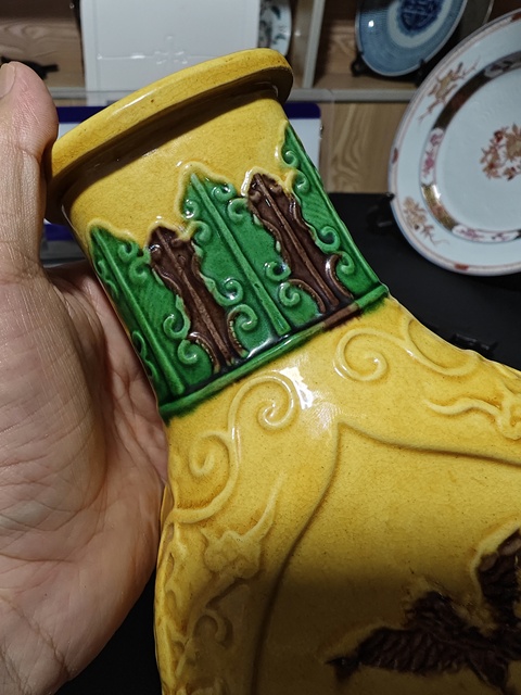 古玩陶瓷民國 素三彩英雄獨立扁瓶真品鑒賞圖