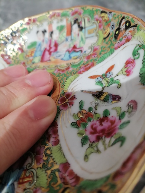 古玩陶瓷人物花鳥蝶紋廣彩盤真品鑒賞圖