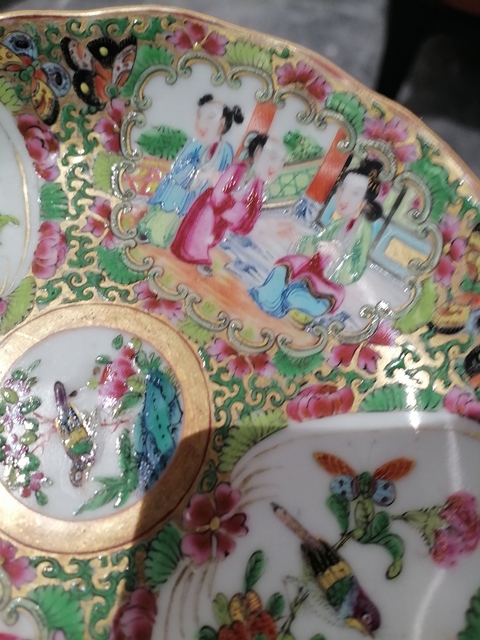 古玩陶瓷人物花鳥蝶紋廣彩盤真品鑒賞圖