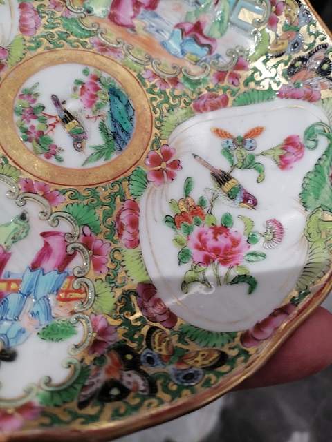 古玩陶瓷人物花鳥蝶紋廣彩盤真品鑒賞圖