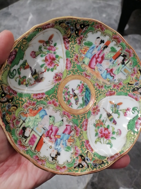 古玩陶瓷人物花鳥蝶紋廣彩盤真品鑒賞圖