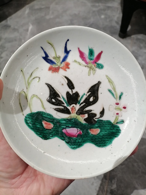 古玩陶瓷粉彩蝴蝶紋盤真品鑒賞圖
