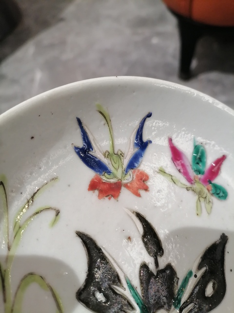 古玩陶瓷粉彩蝴蝶紋盤真品鑒賞圖