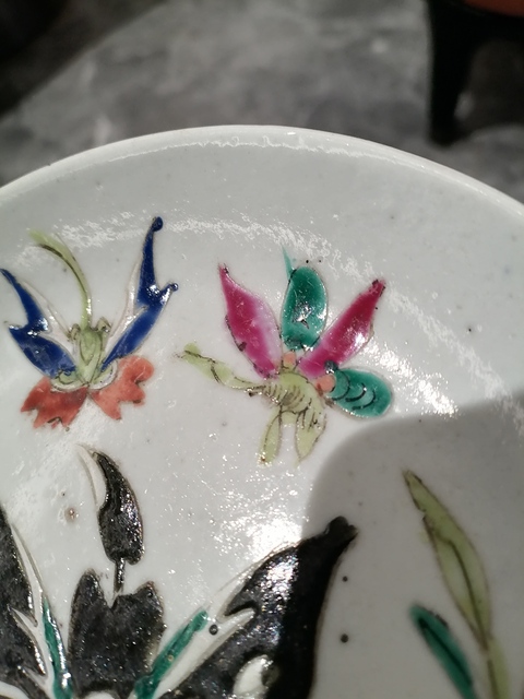 古玩陶瓷粉彩蝴蝶紋盤真品鑒賞圖