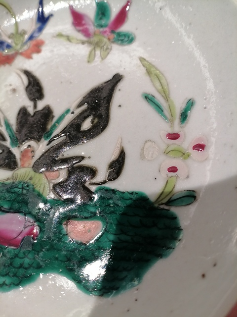 古玩陶瓷粉彩蝴蝶紋盤真品鑒賞圖