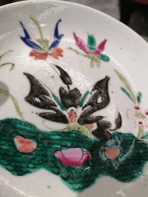古玩陶瓷粉彩蝴蝶紋盤真品鑒賞圖
