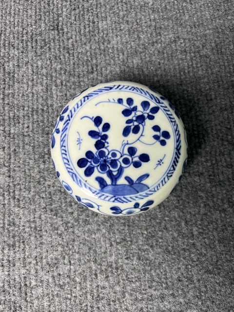 古玩陶瓷康熙青花花卉紋粉盒真品鑒賞圖