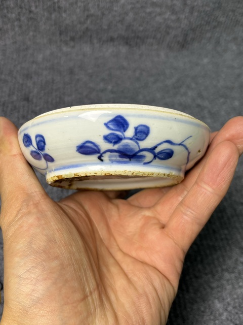 古玩陶瓷康熙青花花卉紋粉盒真品鑒賞圖