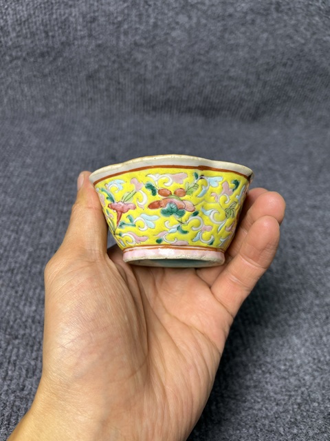 古玩陶瓷內松石綠釉外黃地粉彩花卉紋杯拍賣,當前價格888元