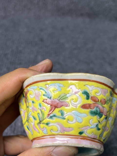 古玩陶瓷內松石綠釉外黃地粉彩花卉紋杯拍賣,當前價格888元